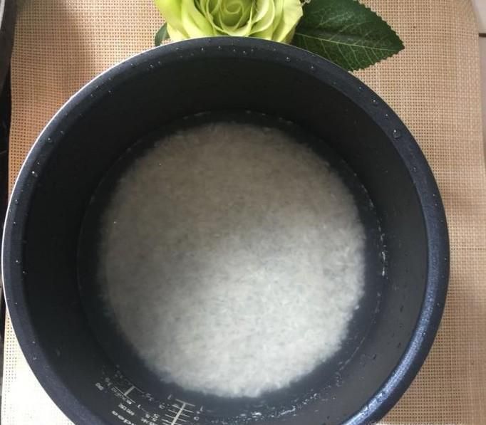 如何用电饭煲做香菇瘦肉粥？
