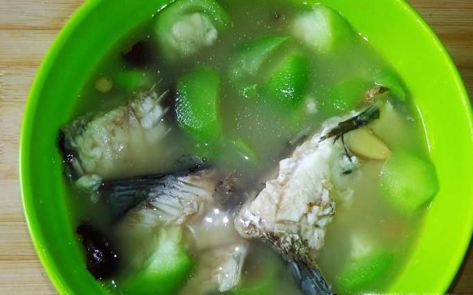 美味鱼骨丝瓜汤的做法