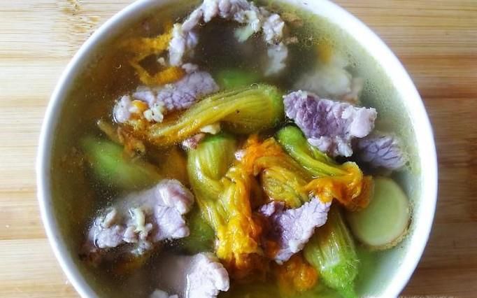 清甜好吃的南瓜花肉片汤