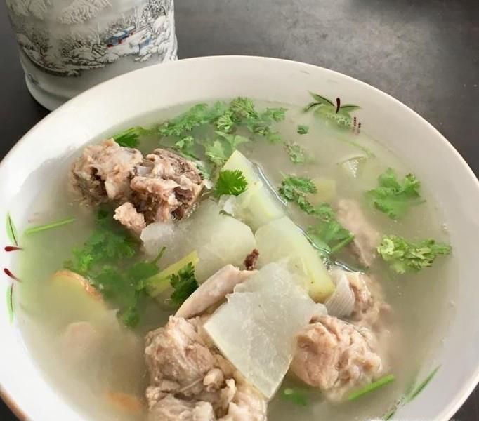 如何做出美味的排骨冬瓜汤？