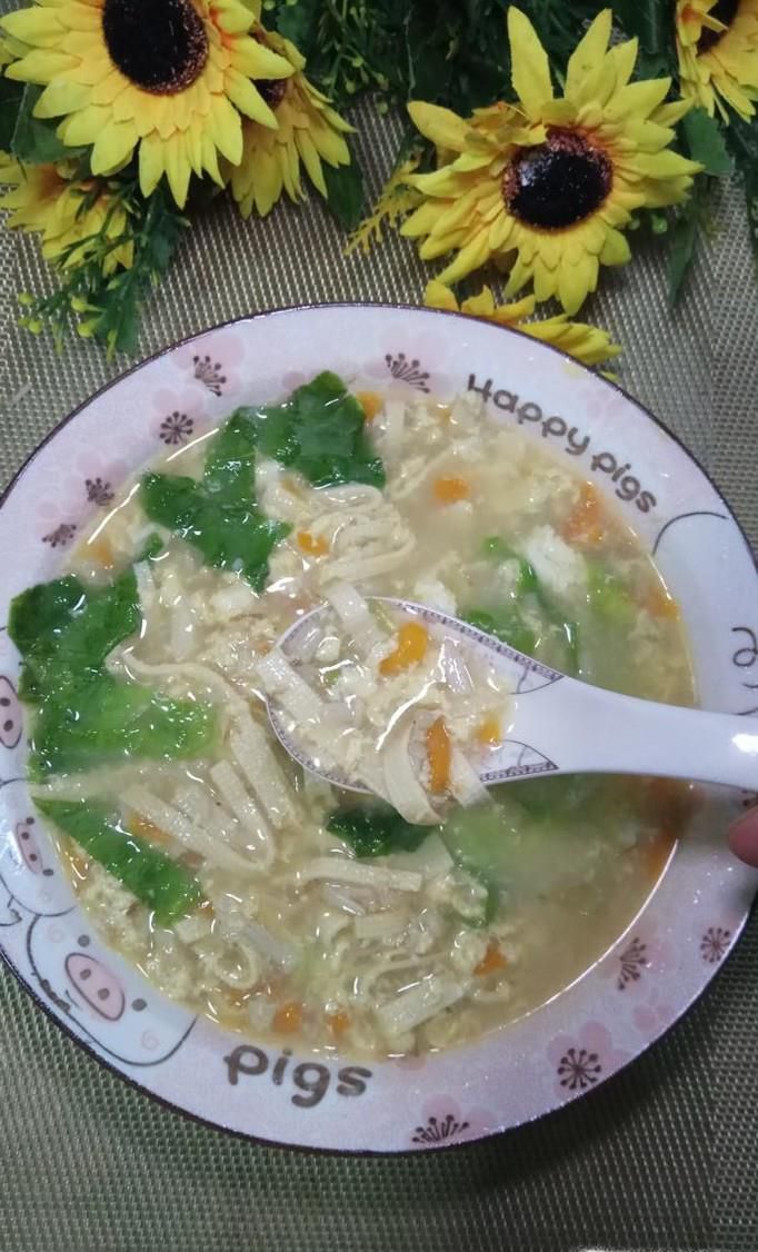 怎样做美味的金针菇胡萝卜蛋花汤？