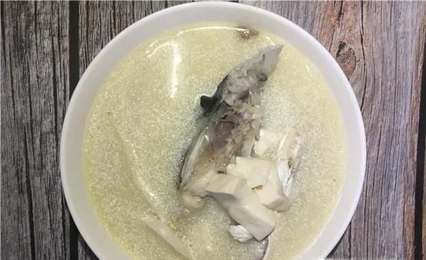 豆腐海鲜菇炖鱼头汤的做法