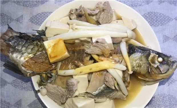 瘦肉海鲜菇鲫鱼汤的做法