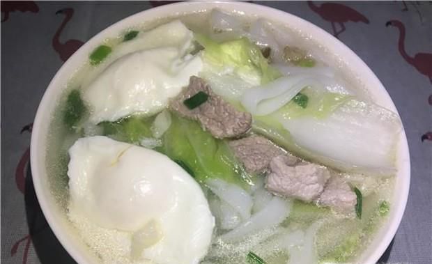 鸡蛋瘦肉河粉汤的家常做法