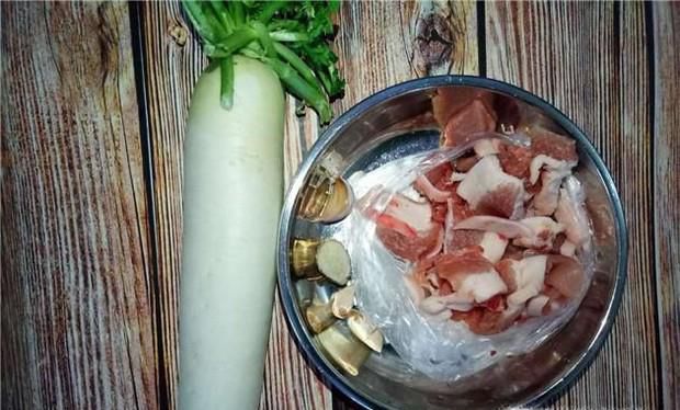 萝卜炖后腿肉的做法