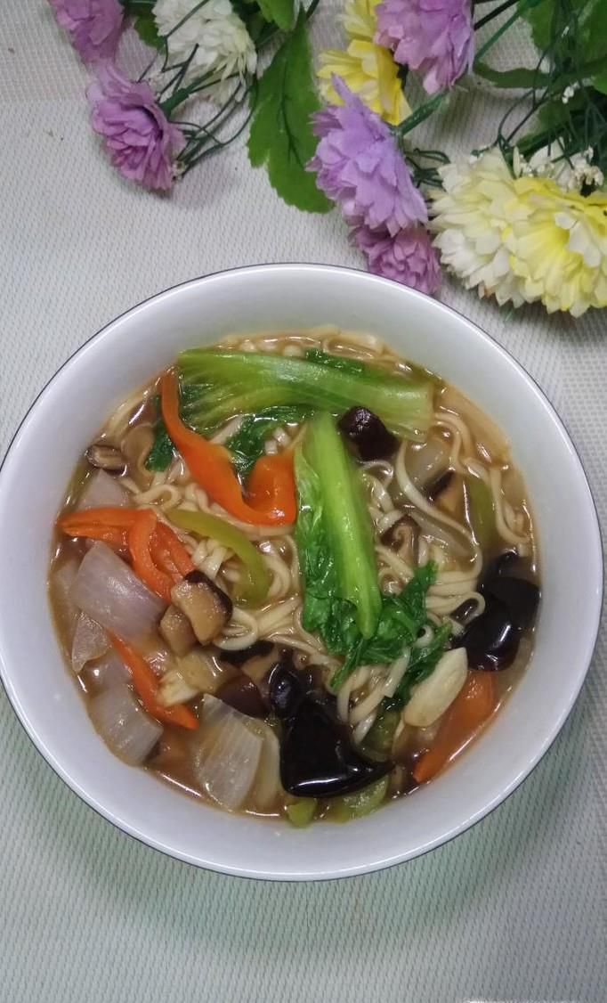 怎样做美味的香菇洋葱汤面？