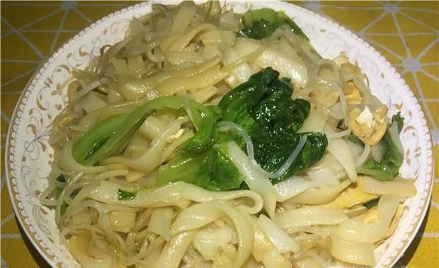 豆芽鸡蛋炒河粉的家常做法