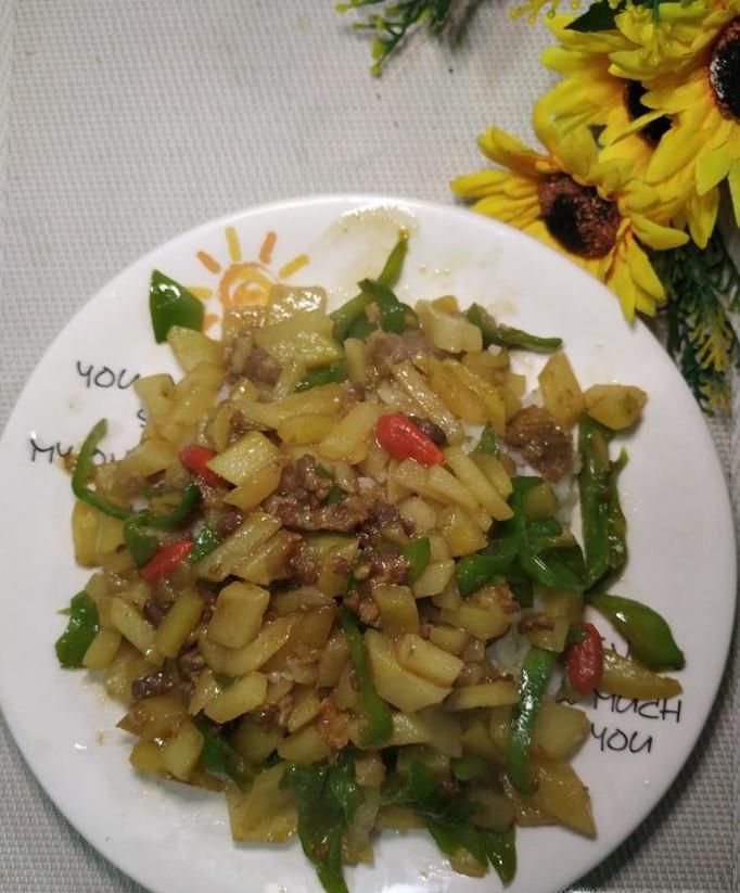 怎样做咖喱味土豆青椒炒肉盖浇饭？