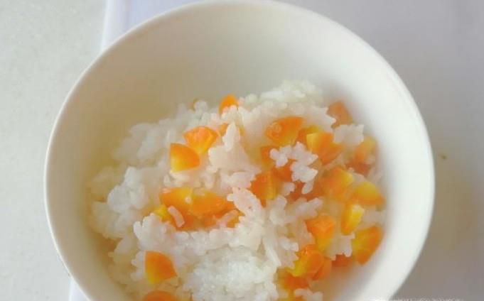 怎样用电饭锅蒸胡萝卜糯米大米饭？