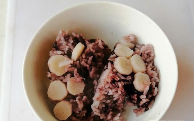 怎样用电饭锅蒸山药大米黑米饭？
