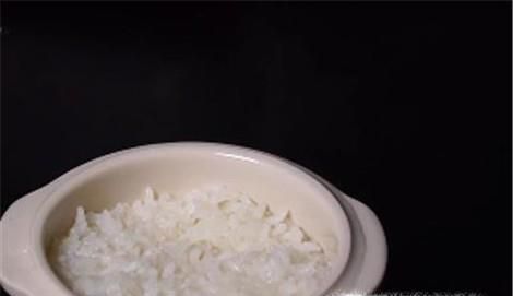 如何用具备隔水炖功能的炖锅蒸米饭-喜欢蒸饭