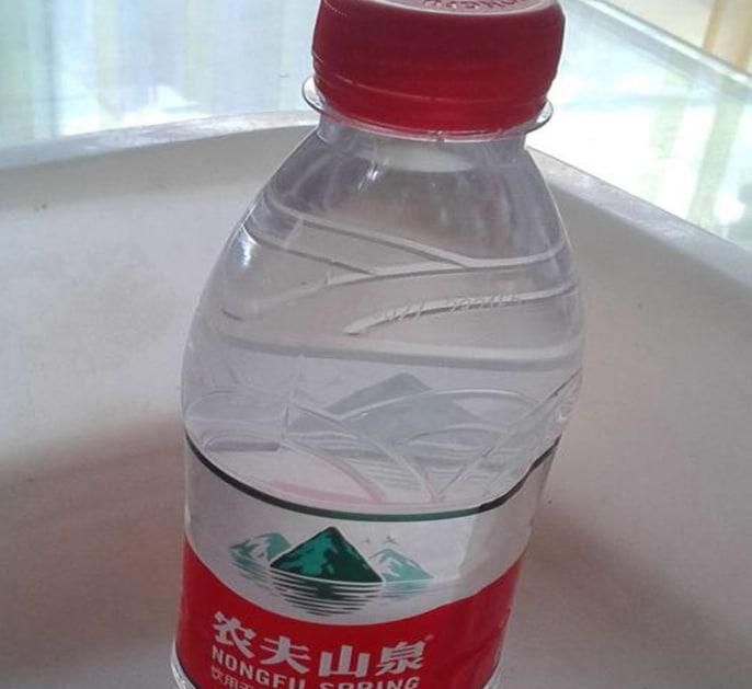 你喝水的杯子是否有毒