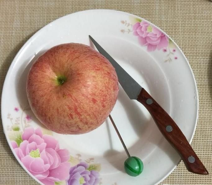 如何用苹果雕刻盘饰？