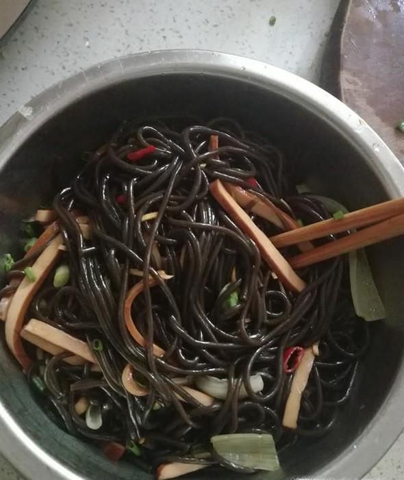 如何做凉拌豆腐干蕨根粉？