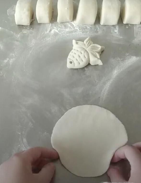 如何用面粉做小鱼馒头？