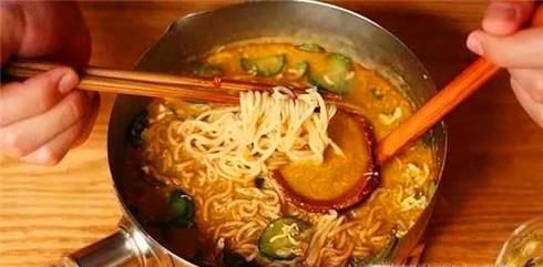 怎样泡方便面？