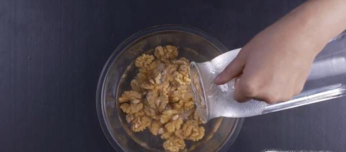 如何制作糖霜核桃？