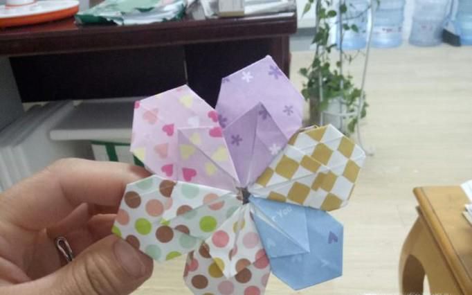 花球的彩纸折法,如何折叠花球