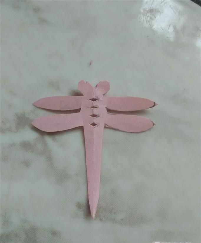如何剪纸:简单的蜻蜓剪纸方法