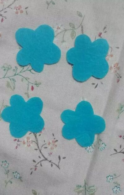 怎样用不织布diy小花朵