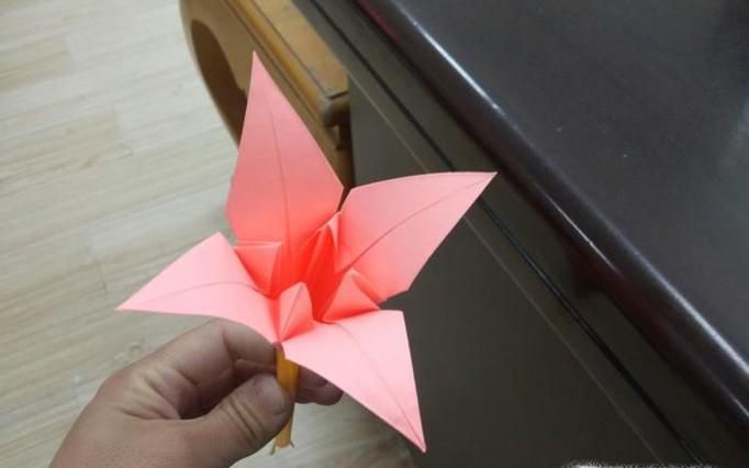母亲节如何折一朵百合花