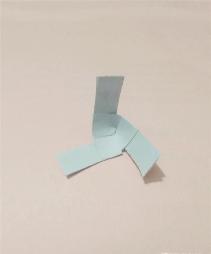 教你用纸制作简易的三叶小风车