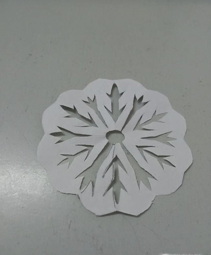 六折荷叶窗花的折剪方法