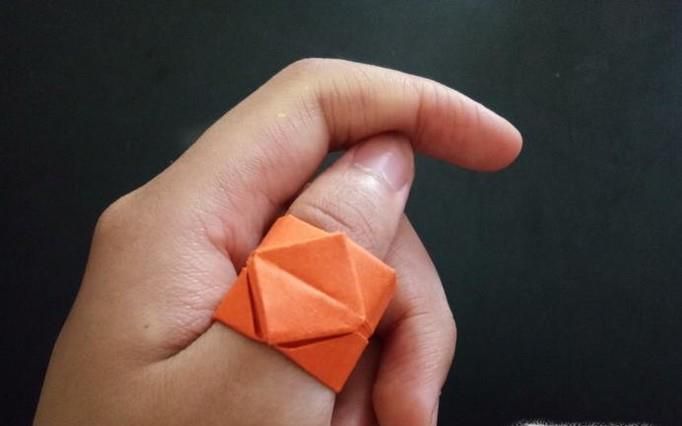 纸折戒指的具体折法