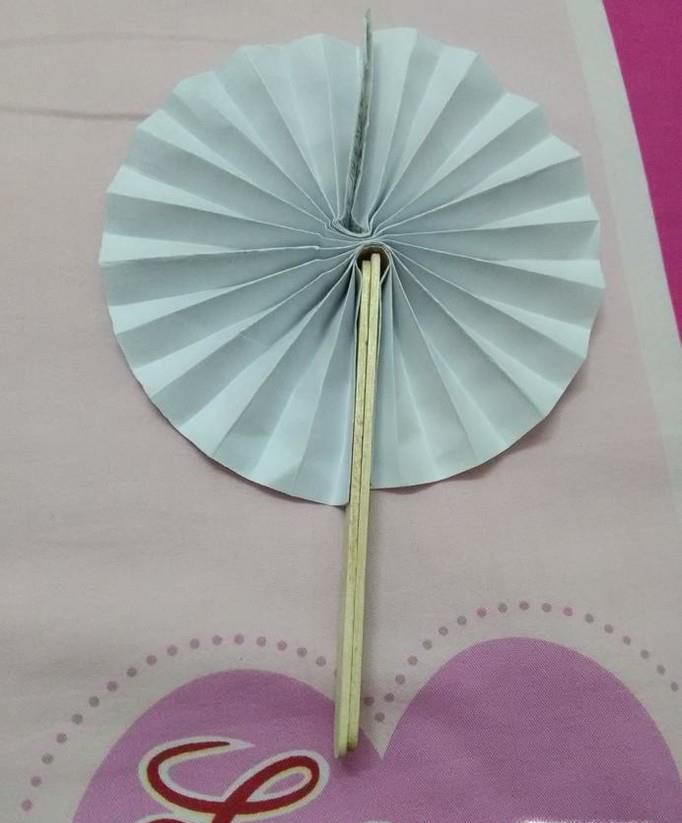 如何用彩纸做圆形扇子