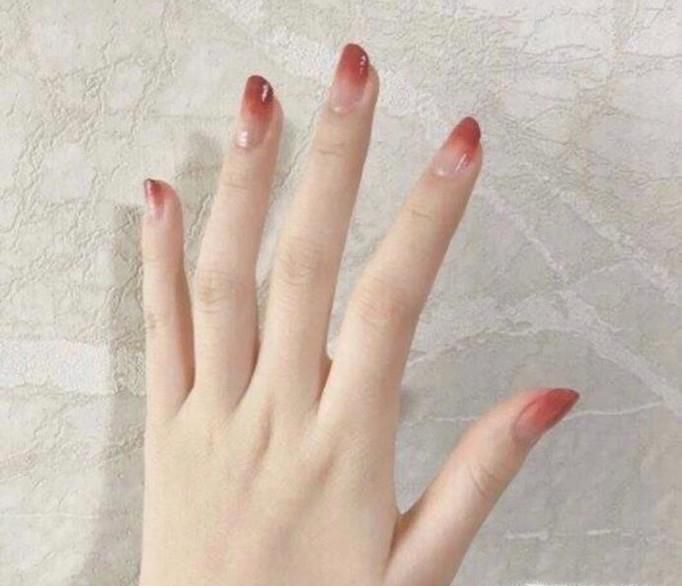 如何自己DIY晕染美甲
