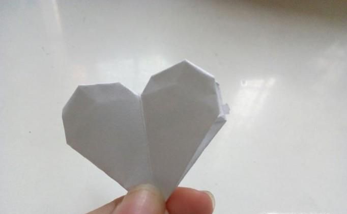 怎么用纸折爱心?