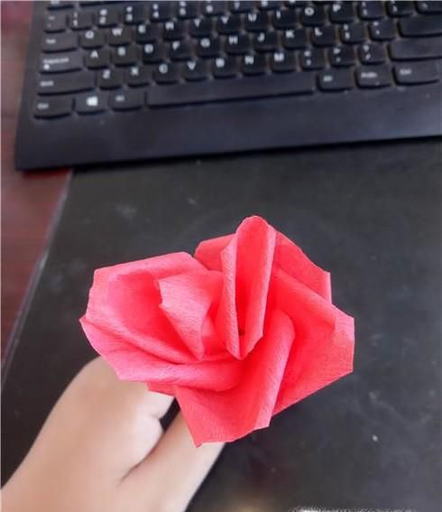 如何用皱纹纸做玫瑰花