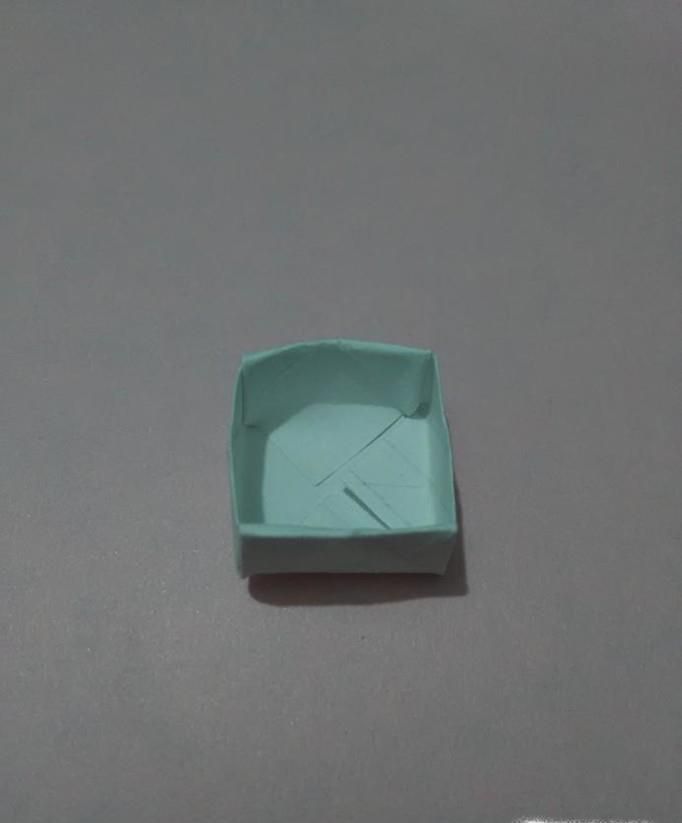 怎样用广告纸折一个装东西的小盒子
