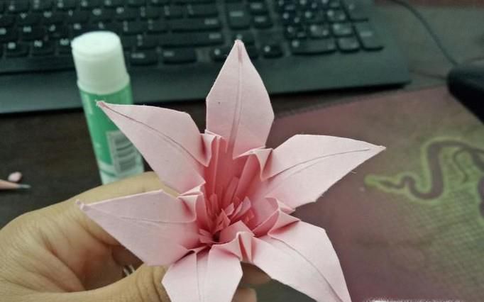 折纸之 精致的六瓣百合花