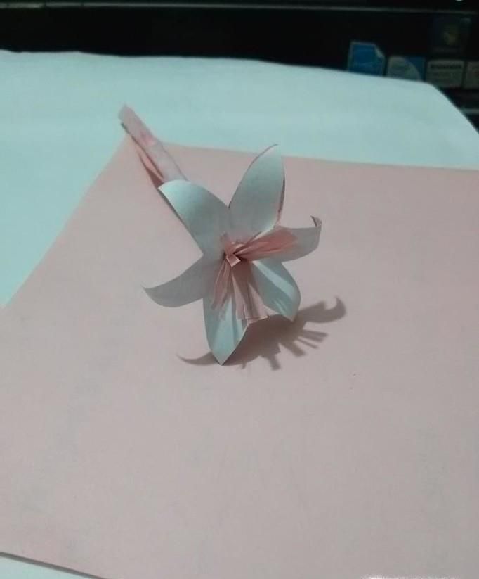 手工百合折纸插花制作方法