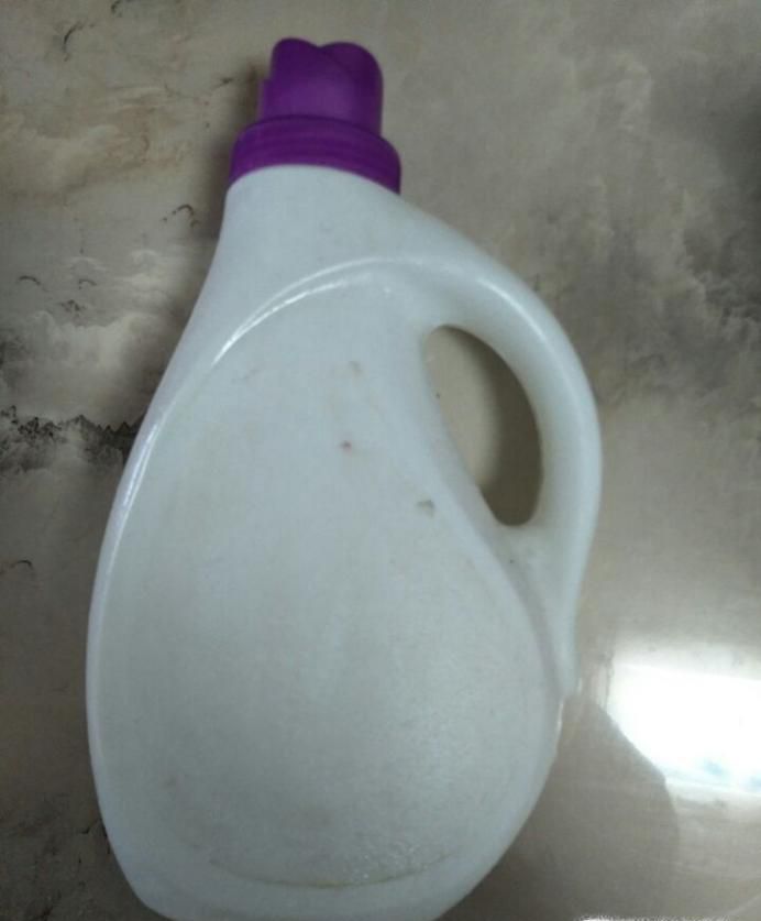 利用空洗衣液瓶子做漂亮花篮