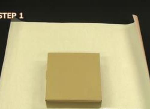 如何使用彩纸包装礼品?