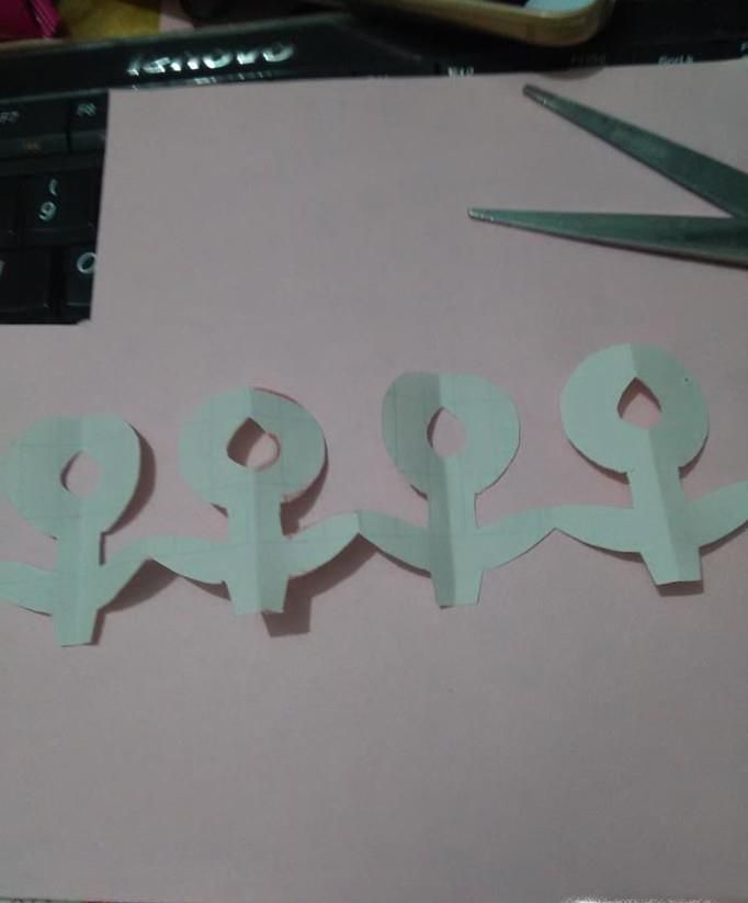 四连花朵的剪纸方法