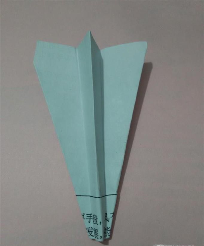怎样折纸飞机(飞的特别远特别稳的纸飞机)?