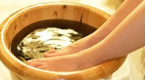 用什么泡脚可以有效去除脚臭？