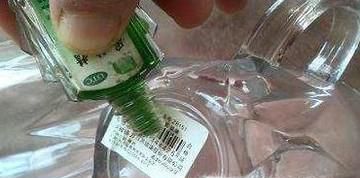 怎样粘在家具或玻璃上的双面胶快速去除？