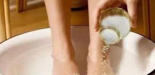 盐水泡脚的功效与作用，盐水泡脚的方法
