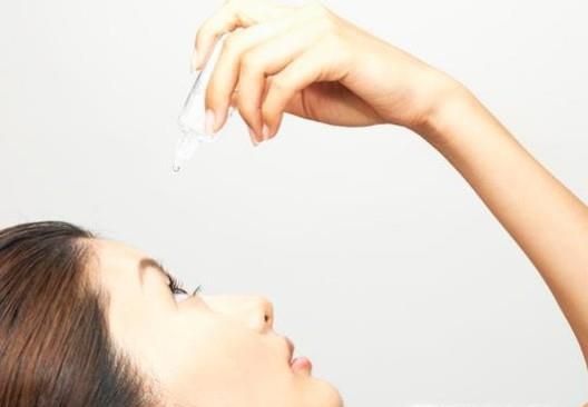 如何使用滴眼液和眼膏