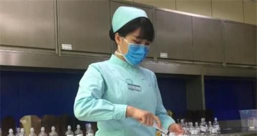 美女小护士门诊输液打针流程是怎样的