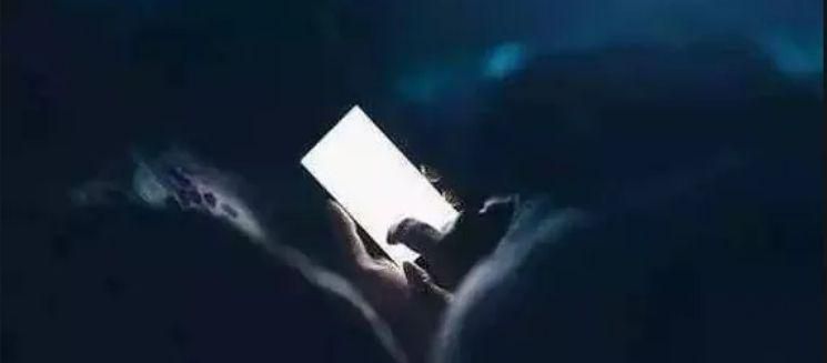 经常晚上关灯玩手机的危害
