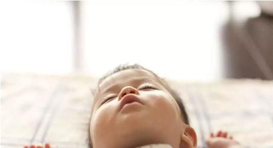 新生婴儿如何防止头睡歪