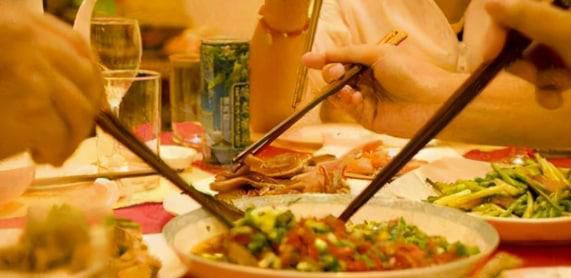 趴着吃饭对消化有害吗