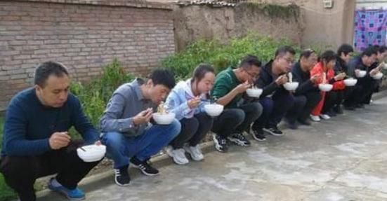 蹲着吃饭对消化有危害吗