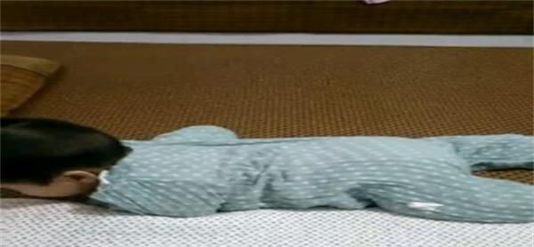 宝宝几个月会翻身抬头